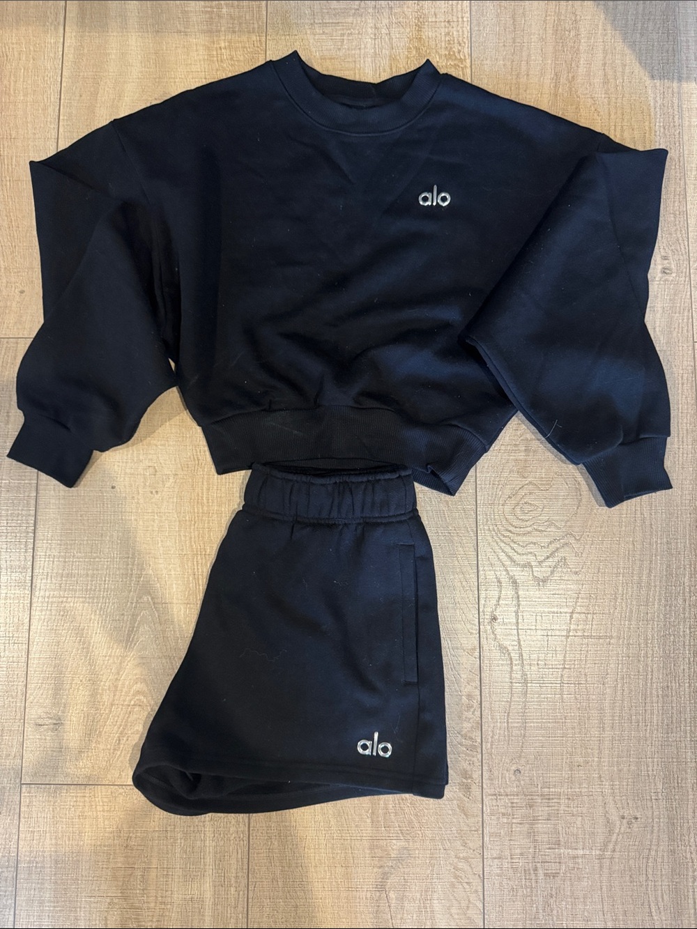 ALO Yoga Black Cropped Crewneck Sweatshirt